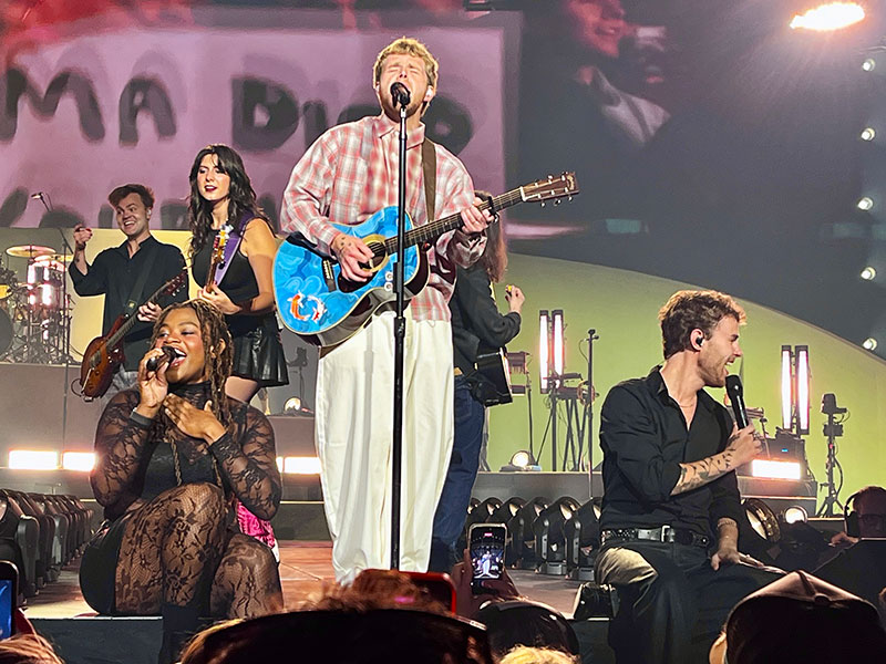 Alex Warren Brings Emotion and Energy to Rod Laver Arena